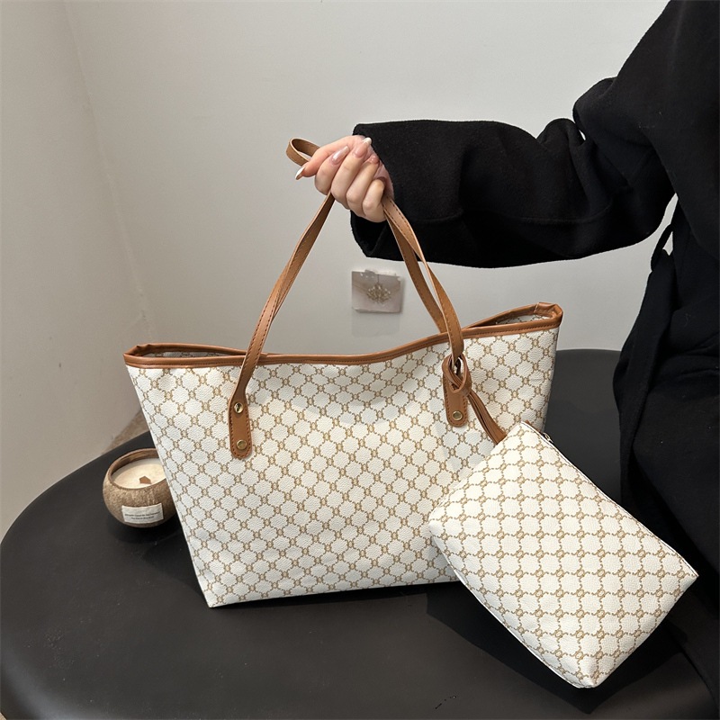 This large-capacity women's 2025 new single-shoulder bag combines the ancient checkered pattern tote bag with a simple and elegant look. It's a mother-and-child bag full figure