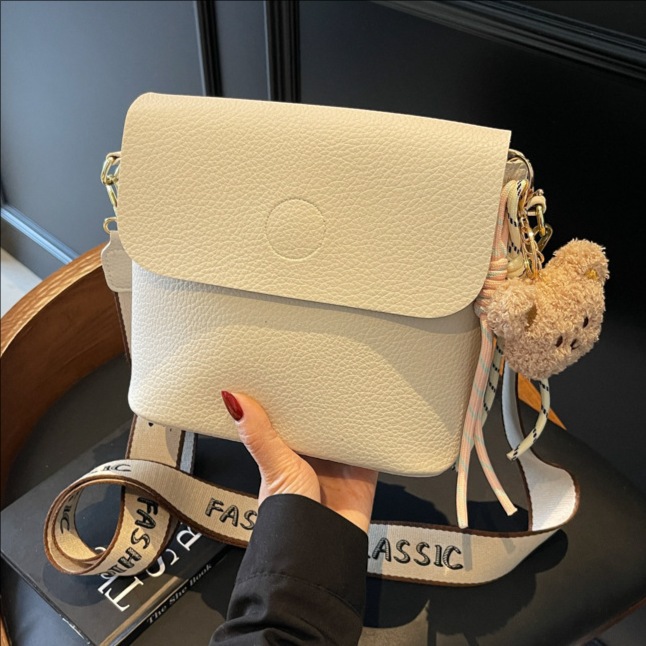 A retro solid color simple women's bag, a new summer model for women in 2025, with a high-end texture and stylish wide shoulder strap full figure