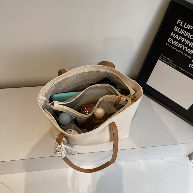 Cross-border retro soft leather handbag for women, 2025 new large-capacity commuter tote bag, casual single-shoulder armpit bag Application Scenario