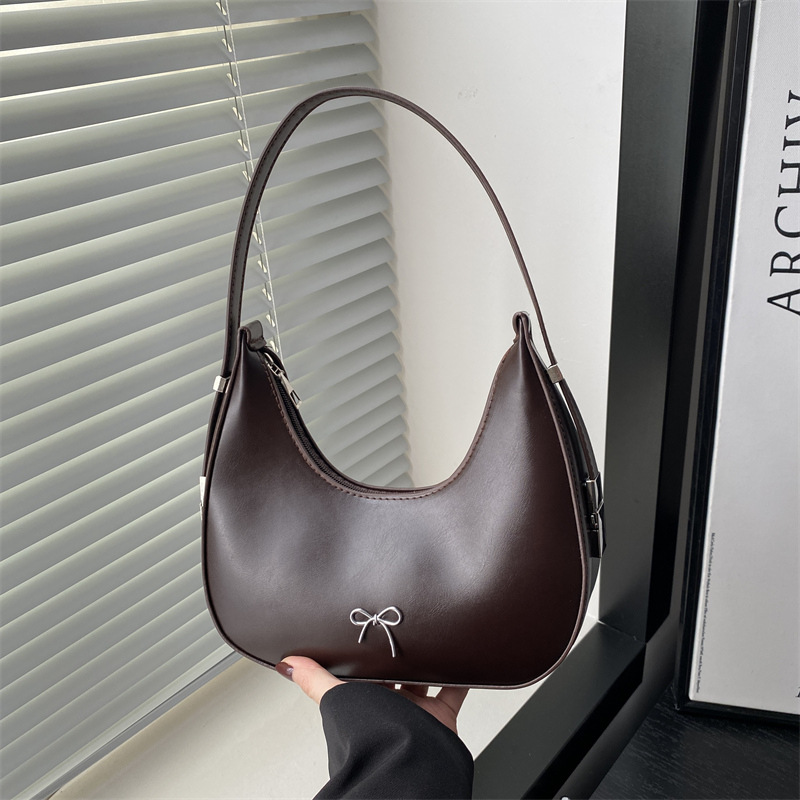 High-end underarm small bag for women 2025 summer, new fashionable and versatile shoulder bag, niche design baguette handbag full figure