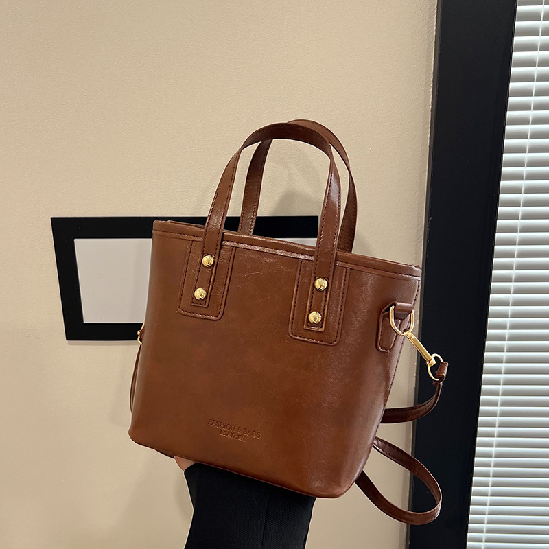 This year's popular women's bags are the high-end, retro hand-held bag, single-shoulder, crossbody bucket bag from 2025 full figure