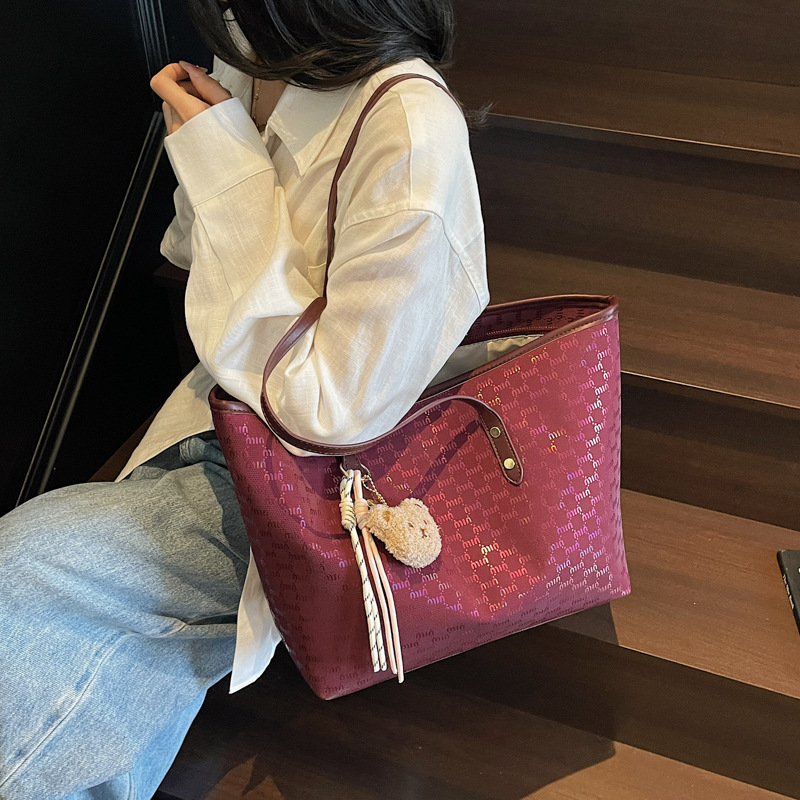 Large-capacity tote bag for women 2025 new style, trendy and fashionable, high-end commuting, casual and versatile student shoulder bag Application Scenario