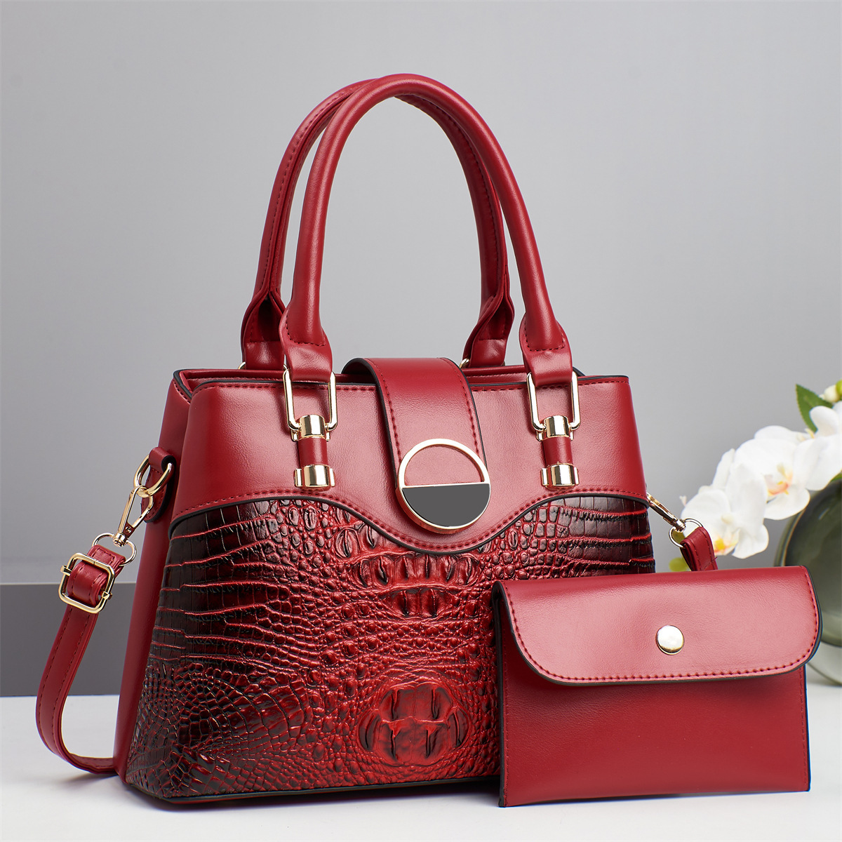 The new 2025 trendy and fashionable large-capacity hand-held crocodile pattern mother-and-child bag for cross-border single-shoulder crossbody women Application Scenario