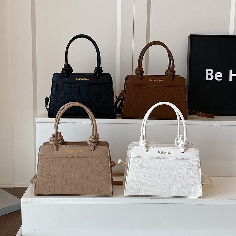 This is a new 2025 spring/Summer high-end, low-quality, and large-capacity retro hand-held tote crossbody bag for ladies Application Scenario