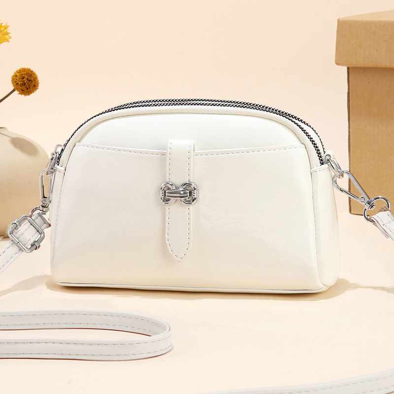 This 2025 new trendy small handbag is a simple and versatile women's bag. It's a middle-aged single-shoulder bag for your mother-in-law to carry diagonally Application Scenario