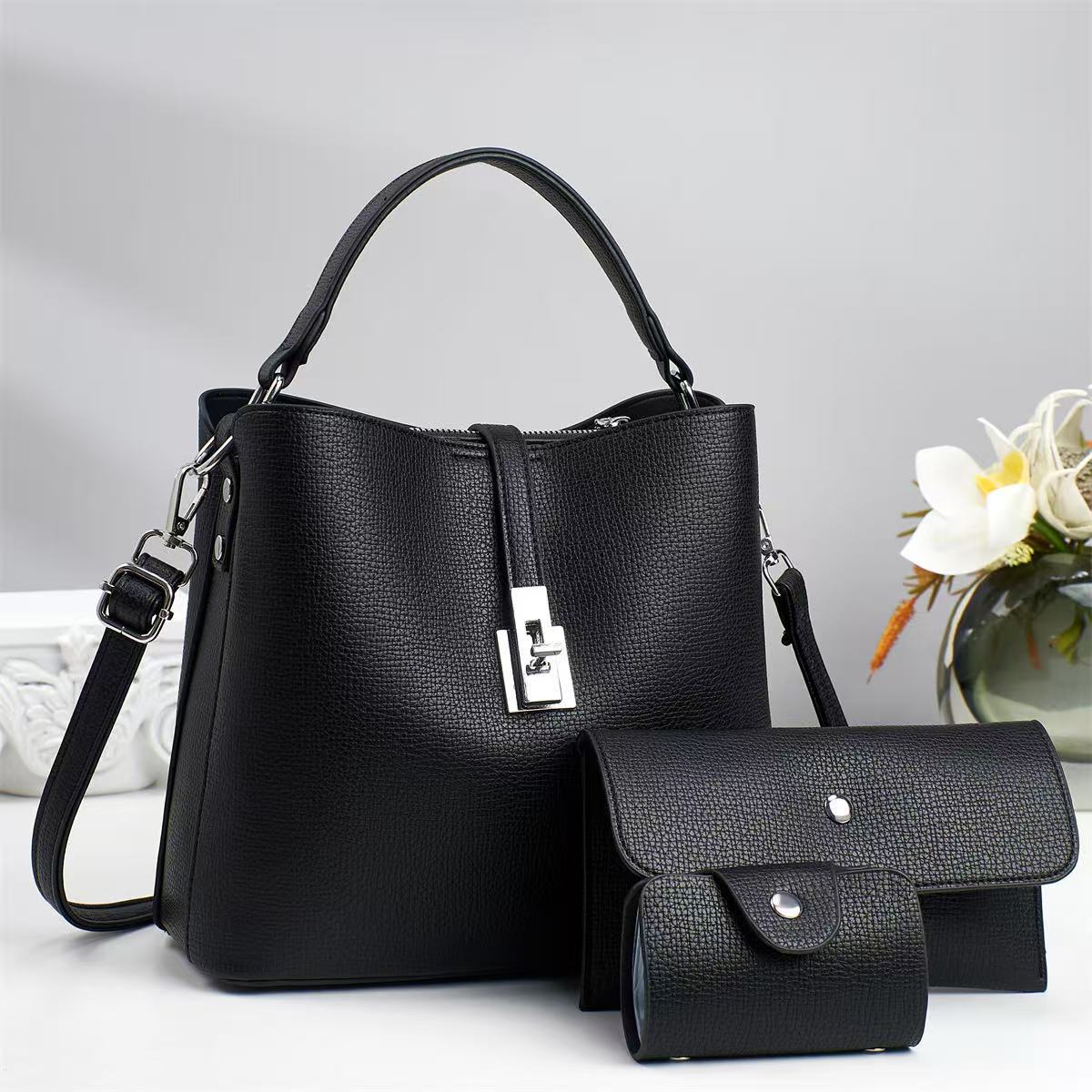 A new style of fashionable hand-held crossbody bag for women's commuting and mom bucket bag from a light luxury brand for foreign trade in 2025 full figure