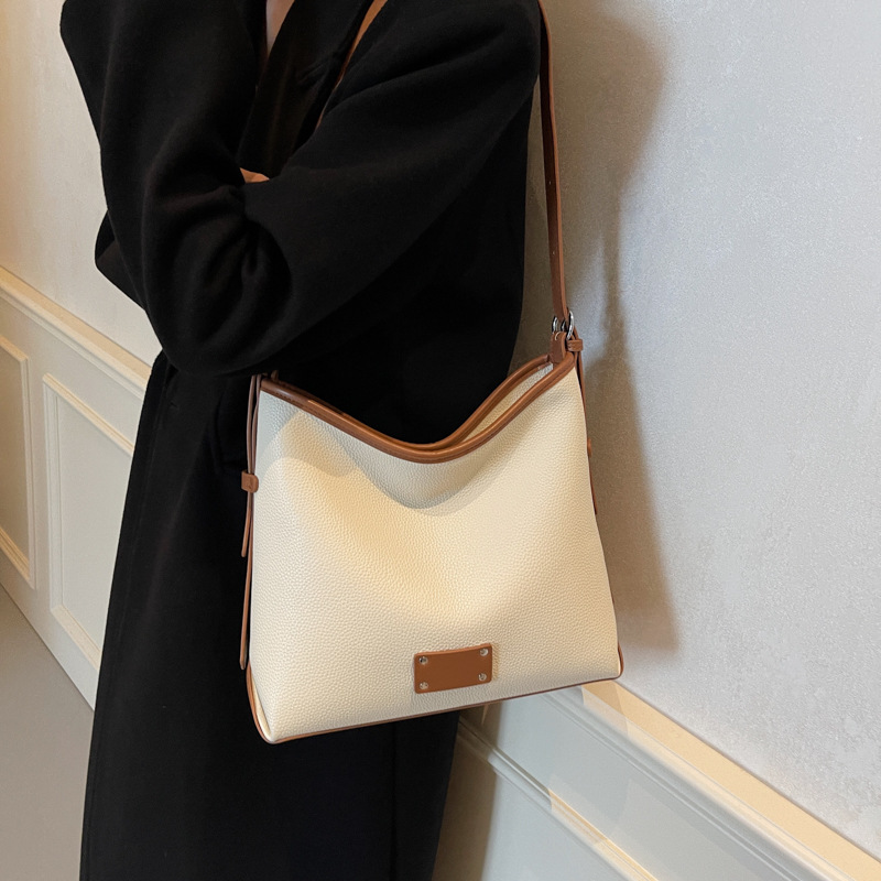 Large-capacity, high-end, color-blocking commuter Tote women's bag 2025 new style, trendy, simple, single-shoulder, underarm bucket bag Application Scenario