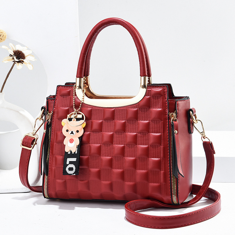 2022 New trendy single-shoulder bag for women with embossed patterns, large-capacity handbag for women, stylish and versatile crossbody bag Application Scenario