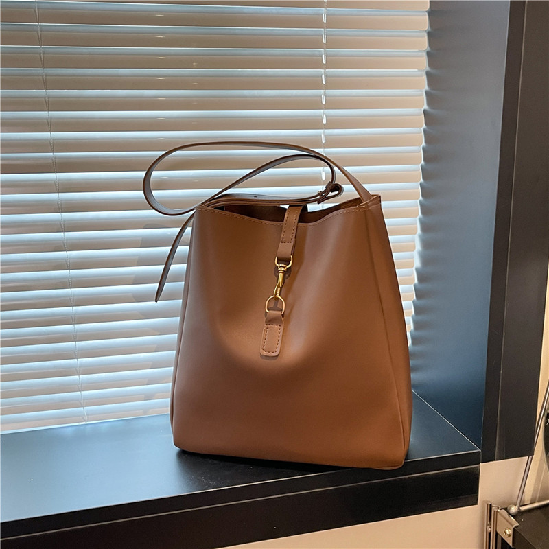 2025 New women's bag, casual large-capacity, spring and summer fashionable soft surface commuter bucket bag, single-shoulder bag full figure