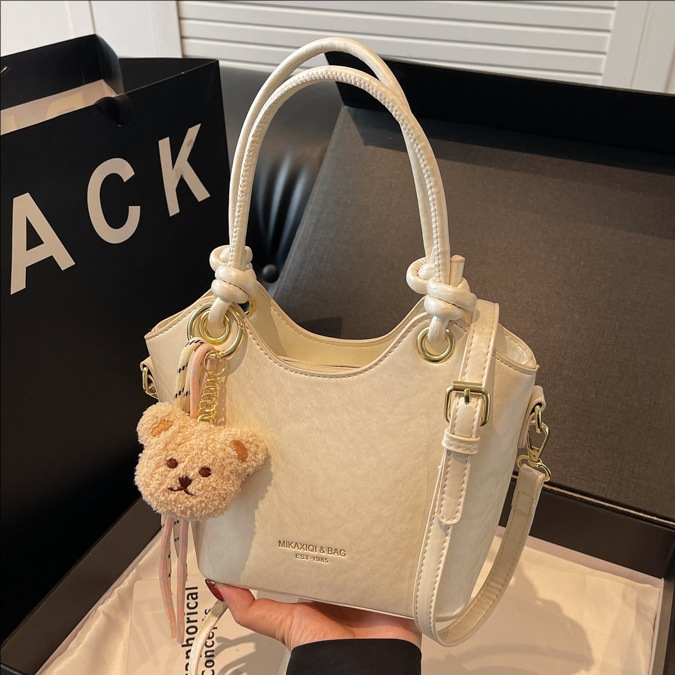 Korean style fashionable and simple hand-held bucket bag for women, new Spring/Summer 2025, trendy commuting, casual and versatile single-shoulder crossbody bag full figure