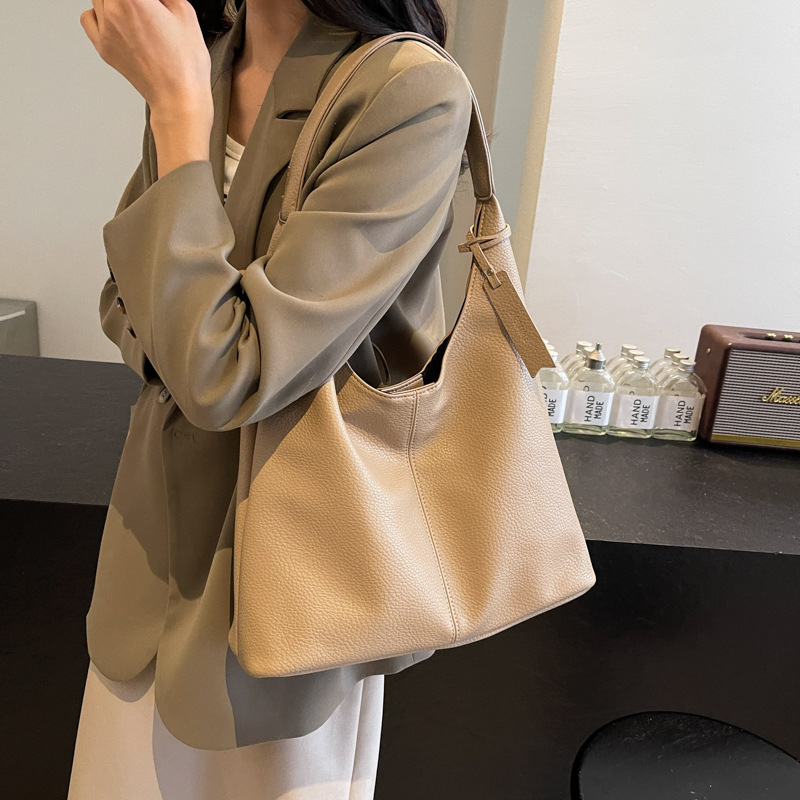 A new 2024 stylish single-shoulder bag for women with large bags, featuring an ins niche design and a large-capacity leopard print commuter tote bag Application Scenario