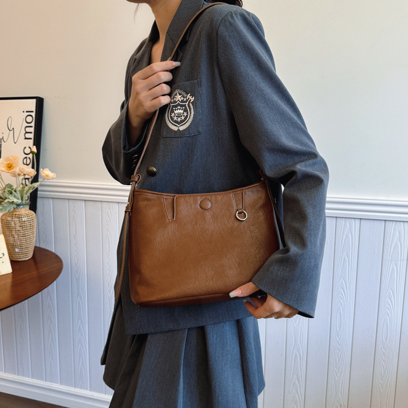 The 2024 new high-end retro bag is a trendy and fashionable single-shoulder underarm bag for women. It's a versatile commuting crossbody bag Application Scenario