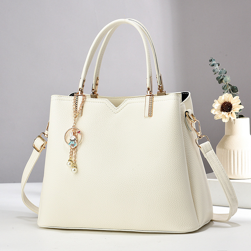 The manufacturer's elegant ladies' crossbody bag for 2024 is a versatile new model for foreign trade. It's a fashionable summer handbag with one shoulder details Picture