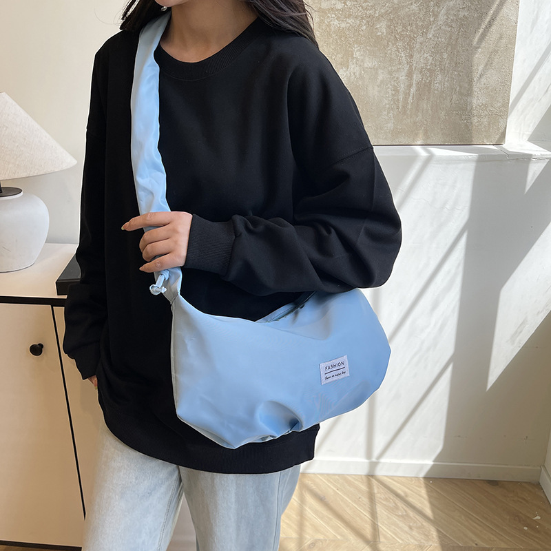 A new dopamine-colored trendy and fashionable single-shoulder crossbody bag for women with pleated commuter bags in Spring/Summer 2025 details Picture