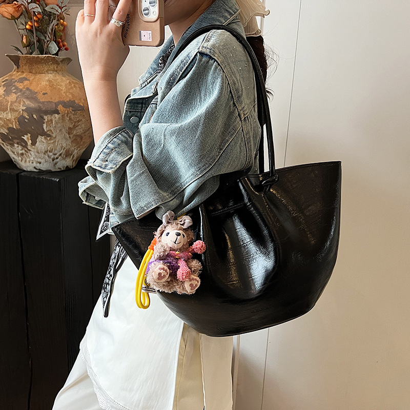 High-end, stylish, pleated, large-capacity tote bag for women 2025, a versatile, simple single-shoulder bag in solid color details Picture