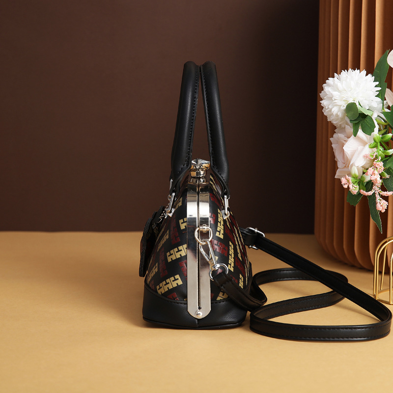 The popular shell-shaped small bag for women in the summer of 2023 features fashionable printed hand-held shoulder bags and versatile crossbody bags Application Scenario
