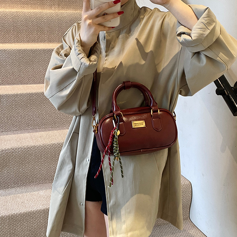 A niche design, simple and versatile bag for women, a new 2024 trendy, fashionable, retro and high-end crossbody bowling bag Application Scenario