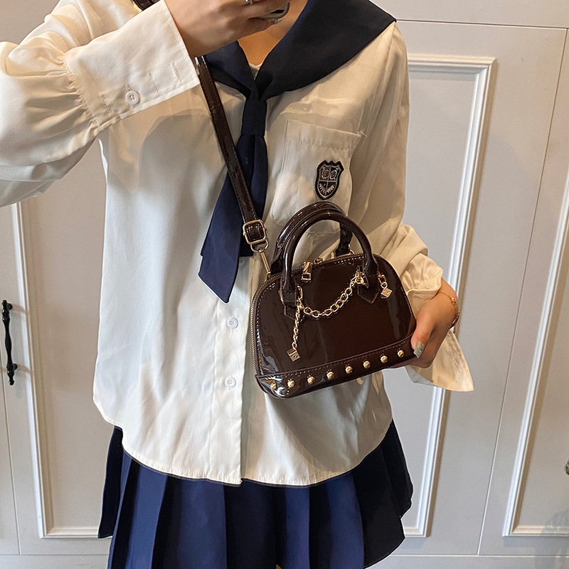 2025 New niche design, high-end rivet hand-held shell bag, fashionable for women, shiny surface, versatile, single-shoulder crossbody bag Specification drawing