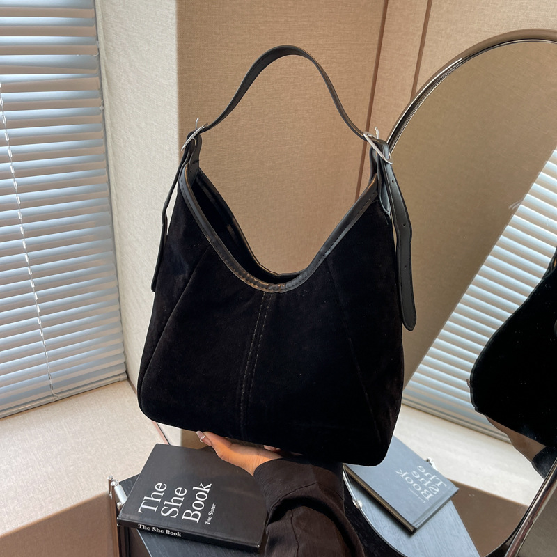 Retro and trendy casual underarm bag for women, 2024 new stylish Maillard shoulder bag, a high-end and niche handbag details Picture