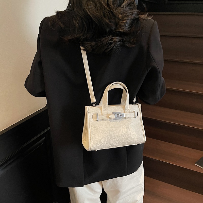 This is a trendy and stylish hand-held Kelly bag with a lychee pattern for women's summer 2025. It's a chic single-shoulder crossbody bag Application Scenario