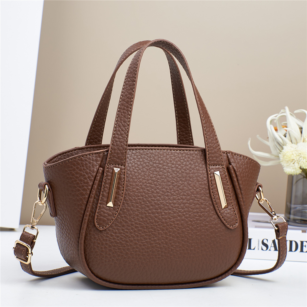 This year, the popular dinner small bag for women is the 2024 new stylish and versatile crossbody bag, which is exquisite and mini for going out full figure