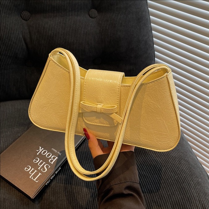 The 2025 summer new Korean-style niche design underarm bag for women, with a high-end quality and versatile commuting style. Solid color commuting single-shoulder bag full figure