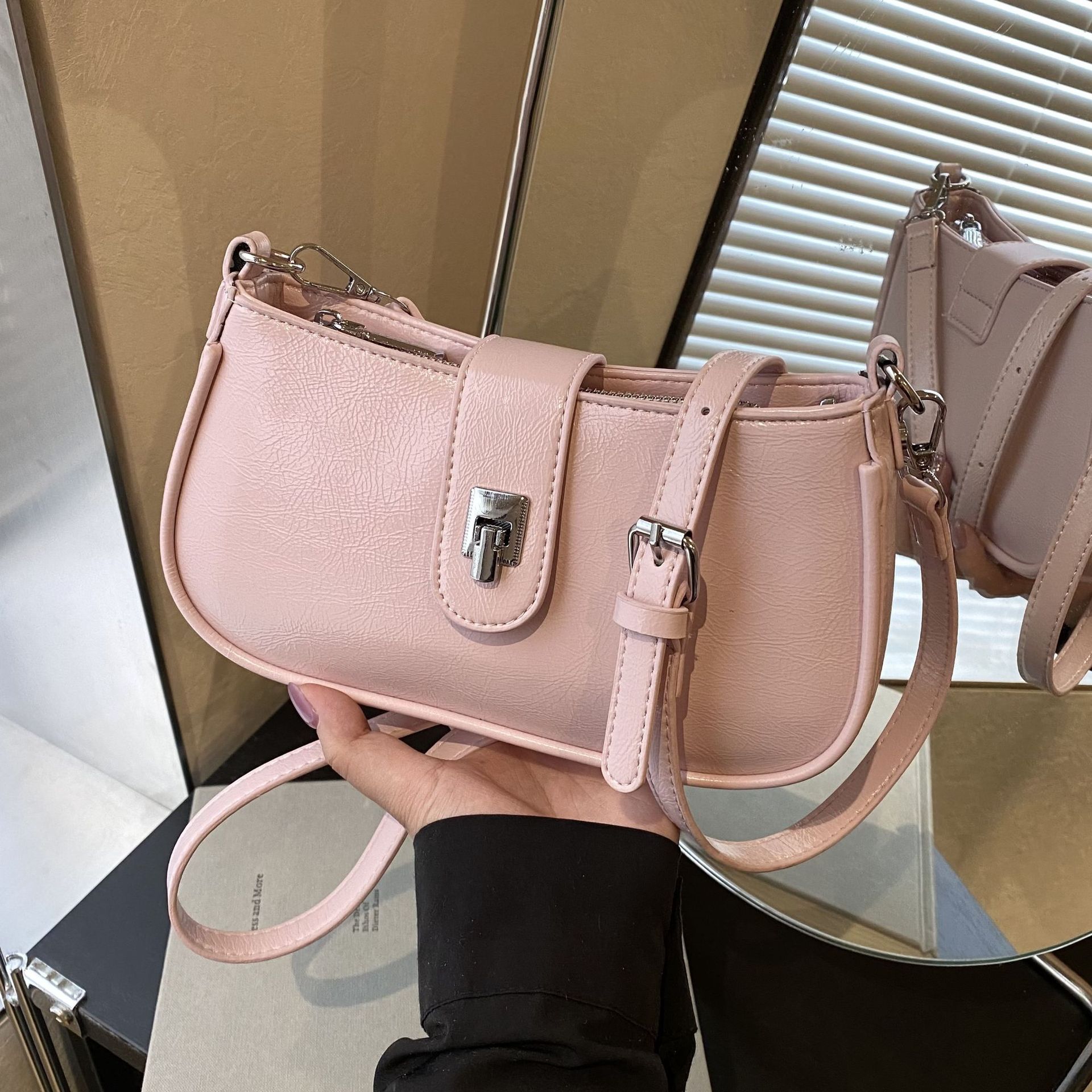 Spring 2025 new high-end ladies' small bags: simple and versatile baguette bag, niche design, single-shoulder underarm bag full figure