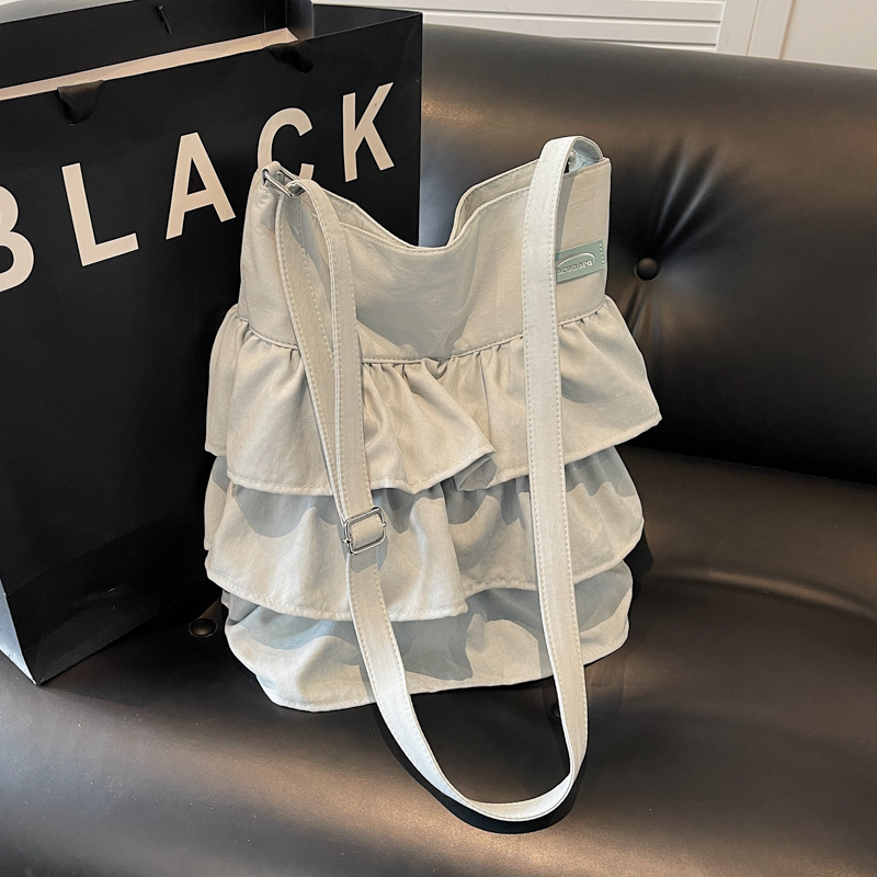 A niche design, fashionable and versatile pleated single-shoulder bucket bag, a new large-capacity casual tote bag for women in 2025 Specification drawing