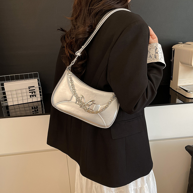 In 2025, a new niche design bag for women, a fashionable and high-quality single-shoulder underarm bag, a popular summer commuter silver crossbody bag details Picture
