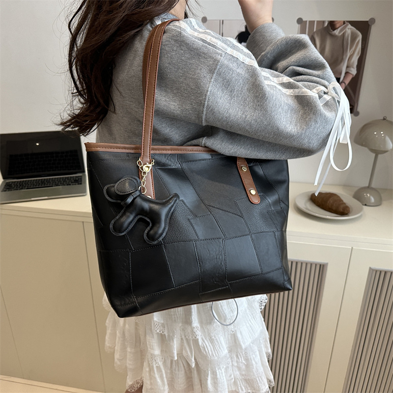 This year's popular high-quality single-shoulder tote bag for women is a retro, fashionable and stylish 2025 model with a simple and large capacity details Picture