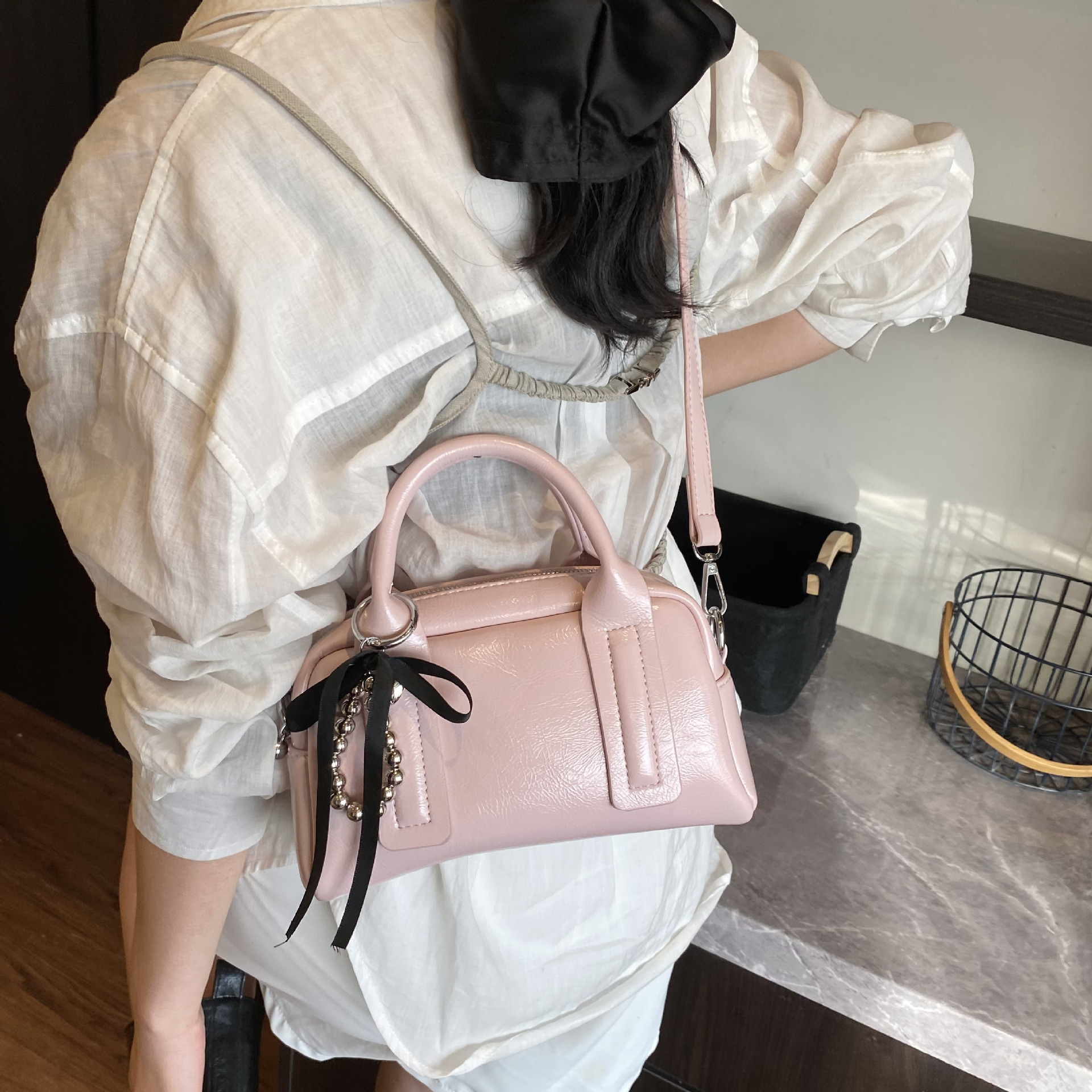 A trendy Korean-style Boston handbag for women, a new simple single-shoulder pillow bag with a high-end texture and a niche crossbody bag Application Scenario