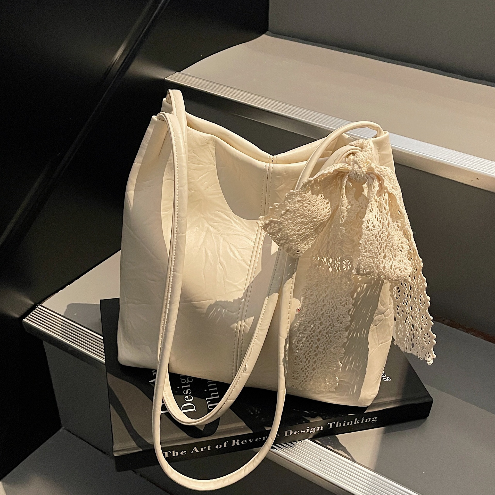Korean lace single-shoulder bag for women 2025 new style, trendy commuting, simple underarm tote bag, fashionable and casual bucket bag full figure