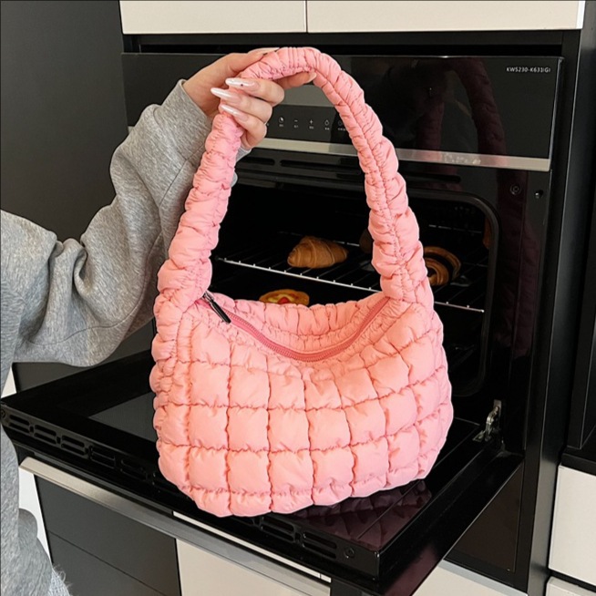 The 2025 new pleated diamond-shaped casual hand-held underarm bag is a fashionable and versatile women's casual large-capacity single-shoulder crossbody bag full figure