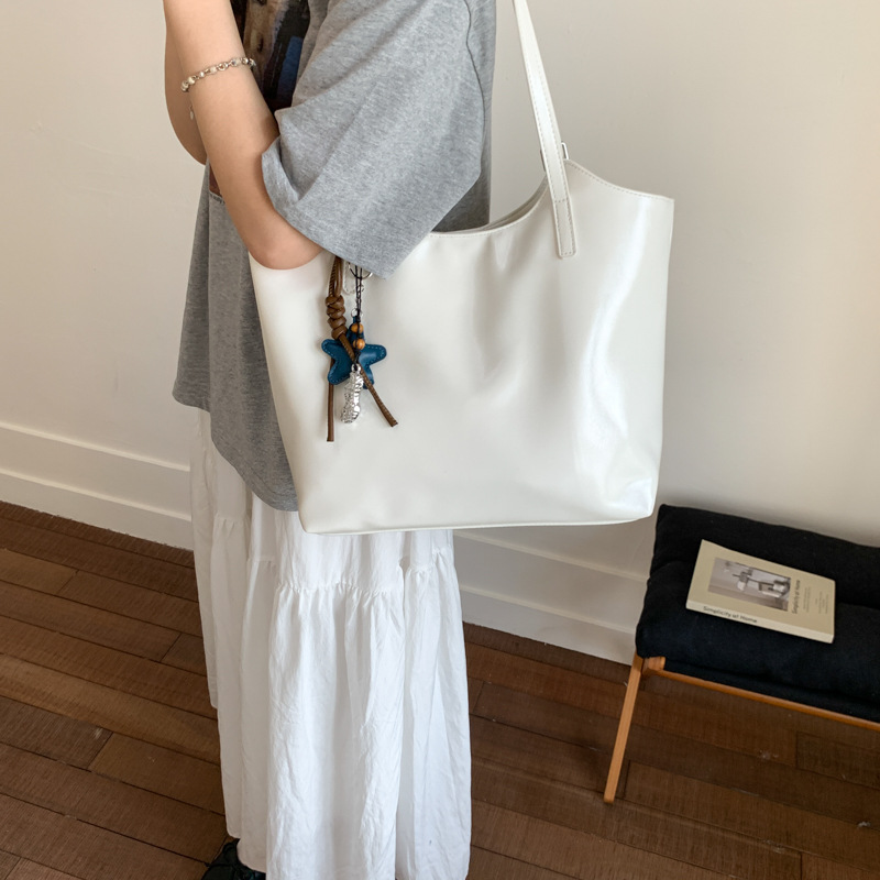 Fashionable tote bag, large-capacity underarm bag, 2025 new style, high-end women's bag, simple commuting bag, soft leather single-shoulder bag Application Scenario