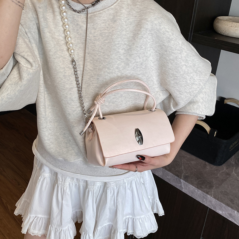 The 2025 new style of elegant, glossy soft leather fashionable handbag exudes a sense of sophistication and sophistication for women. It is a stylish commuting pearl chain crossbody bag Application Scenario