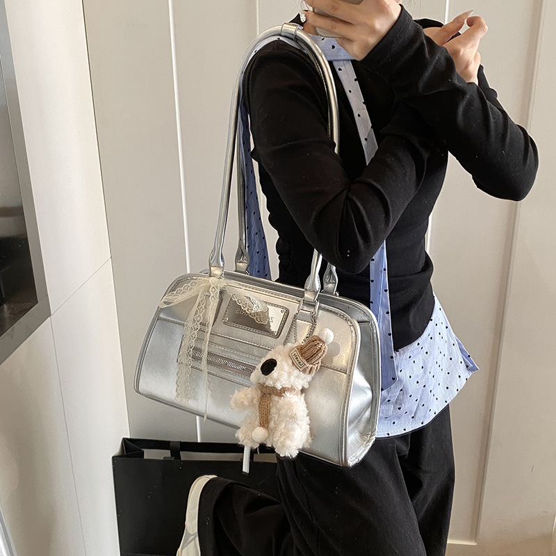 Trendy solid-color fashionable handbag for women, 2025 new style, simple and high-end texture underarm bag, niche and versatile shoulder bag Application Scenario
