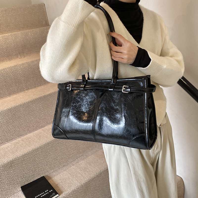 2024 new style of light luxury niche design, high-end underarm bag, tote bag, single-shoulder crossbody oil wax leather women's bag Application Scenario