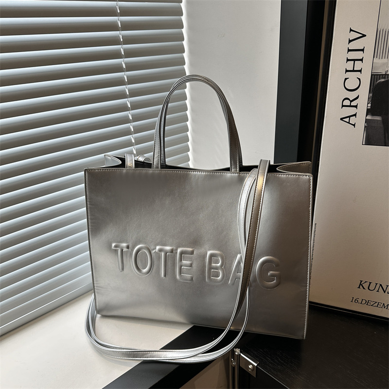 A high-quality large-capacity handbag for women, a new 2024 fashionable hand-held tote bag, a retro single-shoulder bag for autumn, and a large commuting bag full figure