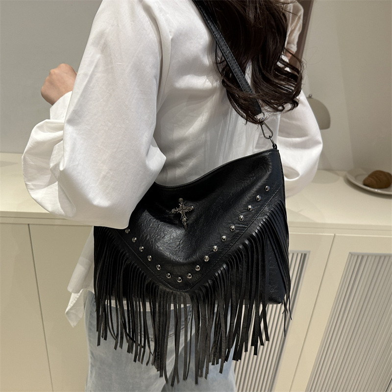 Large-capacity women's 2025 summer new style fashionable retro single-shoulder crossbody bag, high-end quality rivet tassel bag Specification drawing