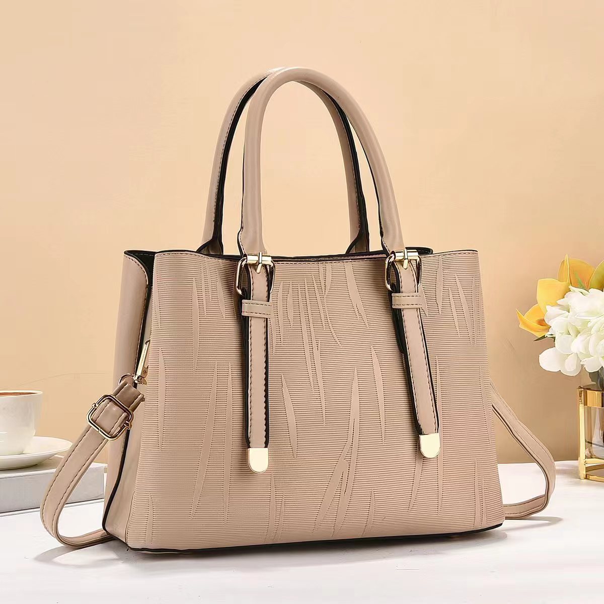 New striped bucket bag, tassel pattern women's single-shoulder bag, cross-border simple and trendy, large capacity, versatile, crossbody large bag Application Scenario