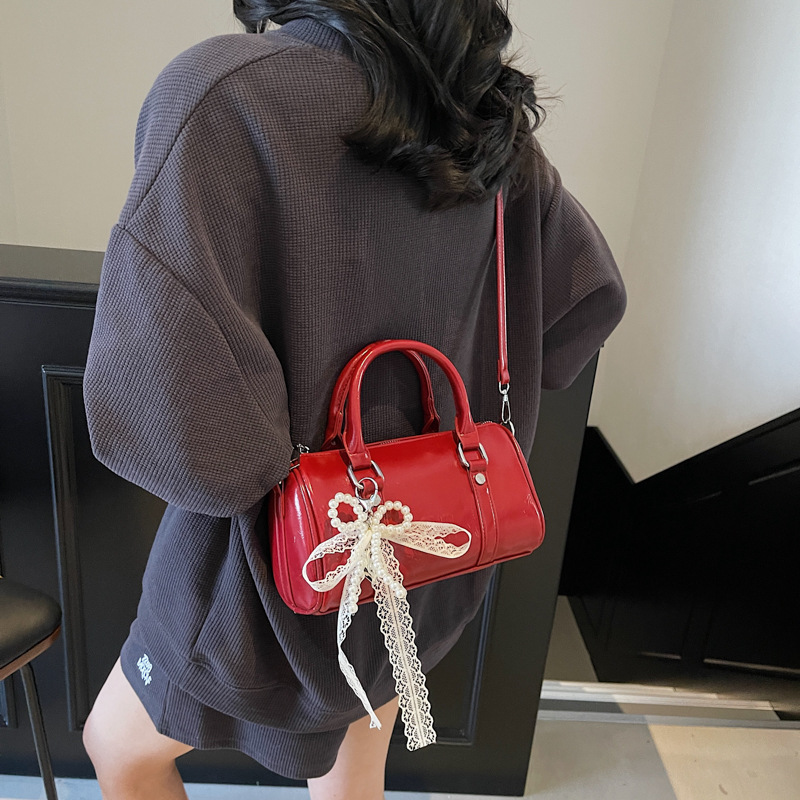 2025 New style fashionable and elegant, versatile hand-held cylindrical bag, women's oil wax leather commuting crossbody bag, solid color crossbody bag Application Scenario