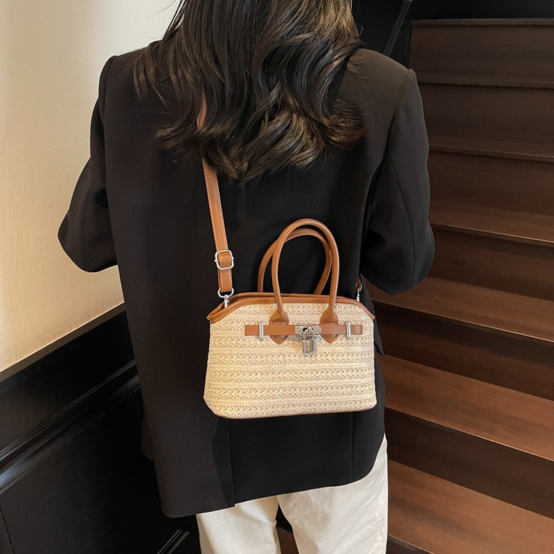 A high-end and stylish straw-woven hand-held small square bag for women, a new fashion and niche single-shoulder crossbody bag for work and commuting in 2025 Application Scenario