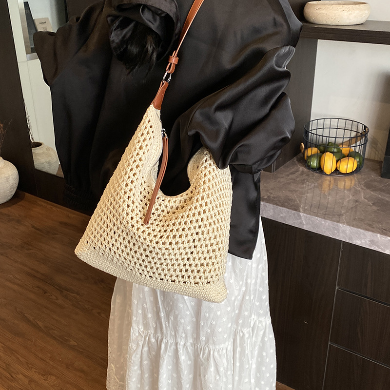 Cross-border large-capacity cotton thread woven underarm bag for women 2025 New style hollowed-out seaside vacation and beach travel single-shoulder bag Application Scenario