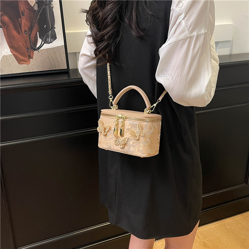 High-end texture three-dimensional butterfly hand-held box bag for women 2025 new style fashionable and trendy Korean single-shoulder crossbody bag Application Scenario