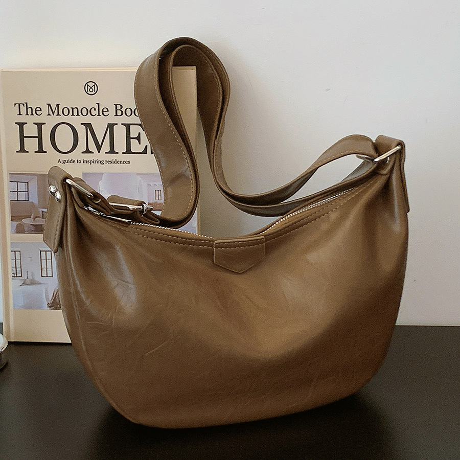 High-end large-capacity soft leather bag for women 2024 new style, trendy, simple and retro single-shoulder bag, commuting crossbody dumpling bag full figure