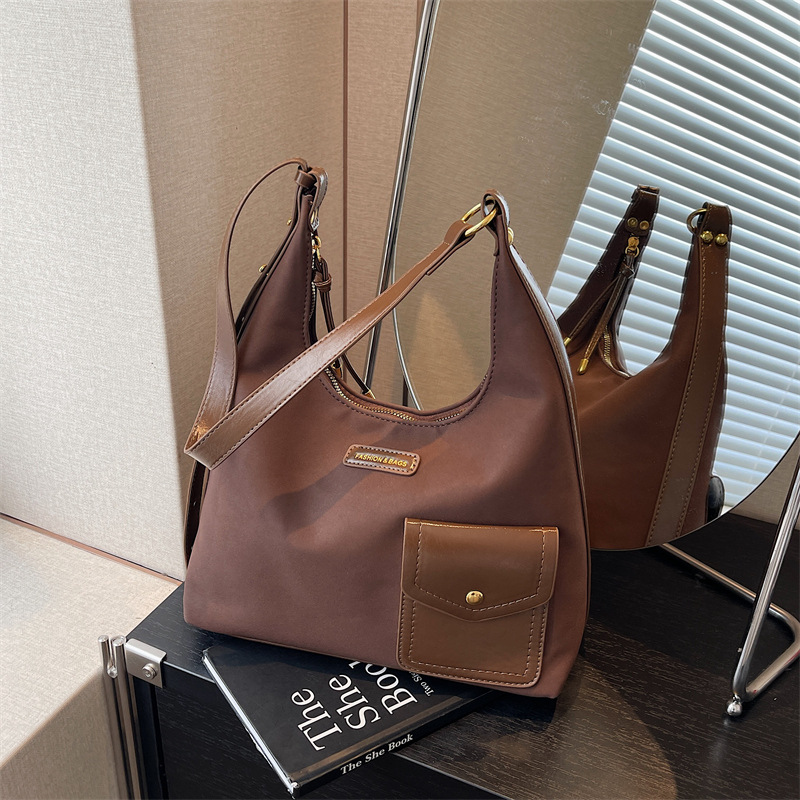 This year, niche design bags are in fashion. The 2024 new style of women's casual and versatile single-shoulder underarm bag is a simple bucket bag Specification drawing