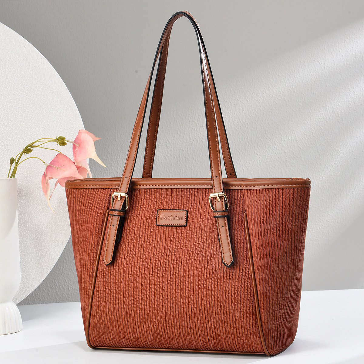 The large-capacity tote bag is a must-have for the new spring and summer handbag, a versatile crossbody bag for 2025 details Picture