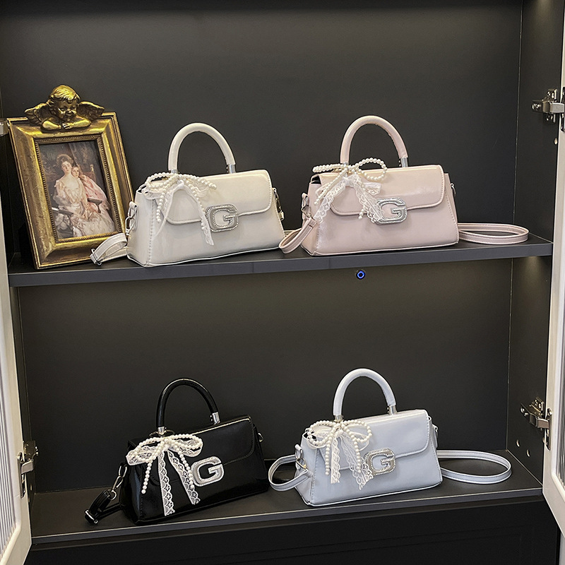 This year, trendy and stylish hand-held small square bags with Korean niche designs and single-shoulder crossbody bags have become popular across borders Application Scenario