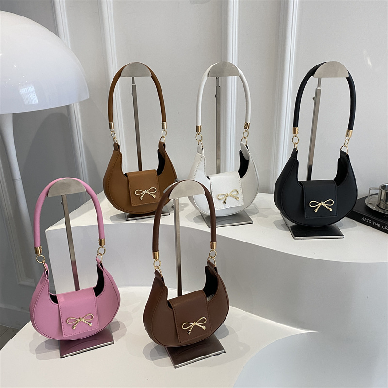 2025 New trendy, simple and individual dumpling bag, casual and textured underarm bag, solid color and stylish single-shoulder bag for women Application Scenario