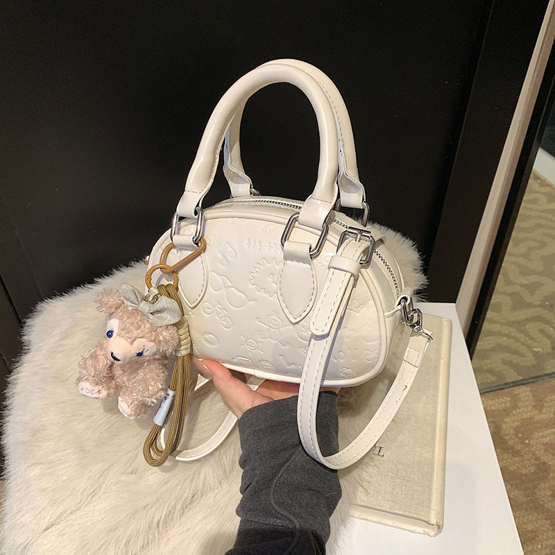 High-end and stylish small bag for women, 2025 new trendy and versatile crossbody bag, fashionable and casual hand-held bowling bag details Picture
